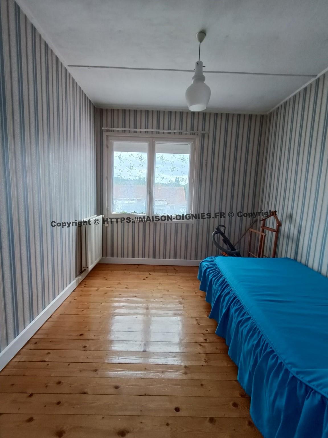 petite chambre depuis porte