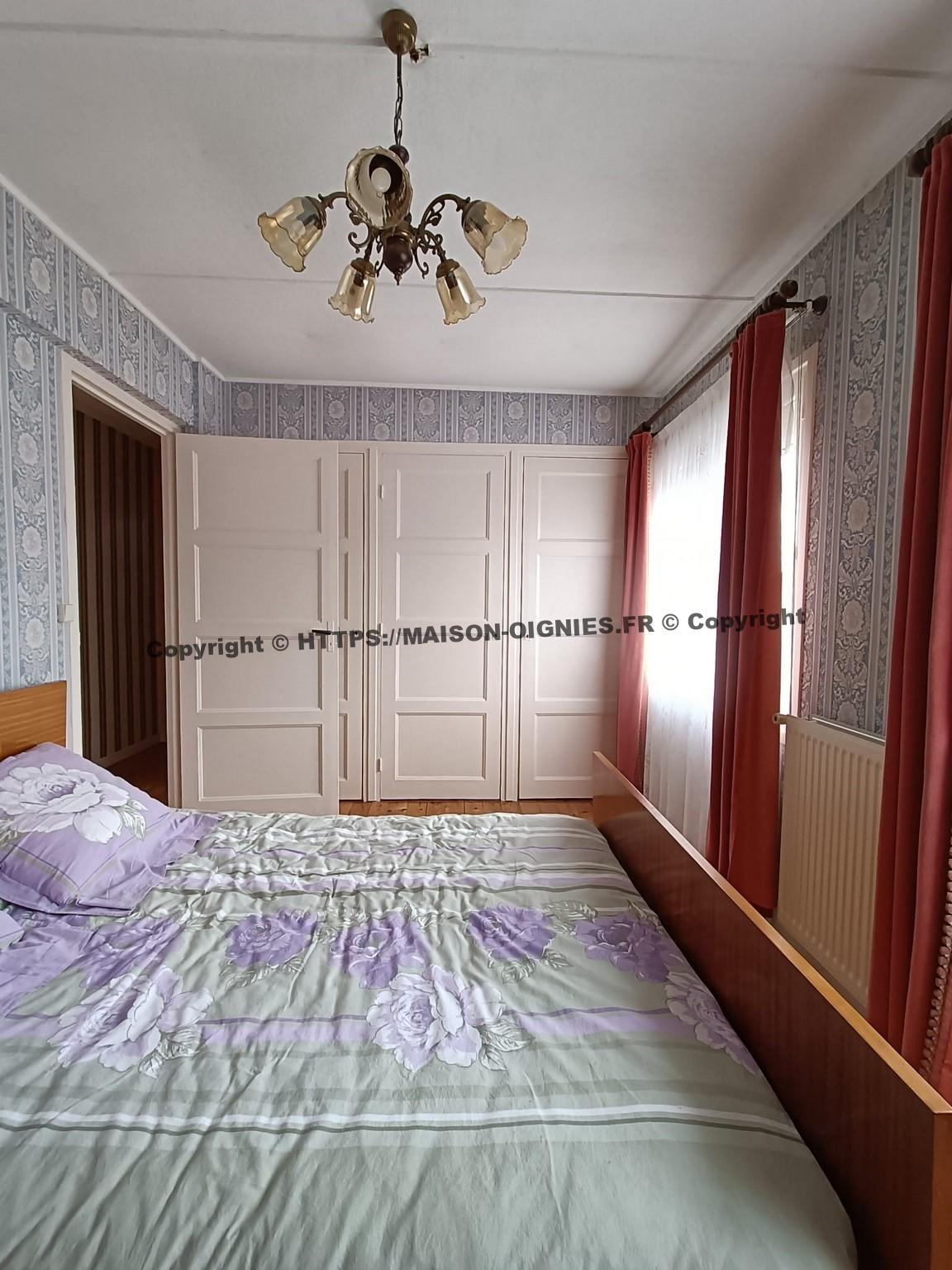 image de la chambre avant, vue depuis l'armoire du fond, outre le lit on y voit les trois portes des grands placards disposés coté entrée