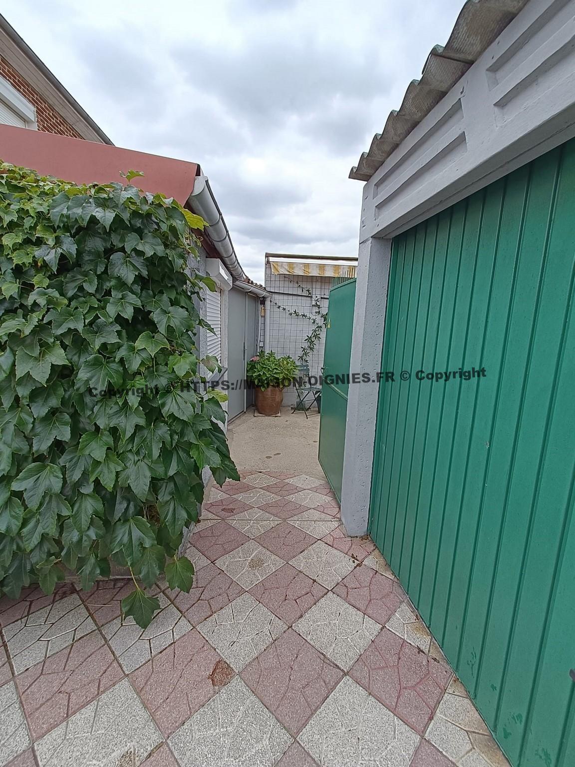 porte arrière depuis fond de l'allée voiture et garage