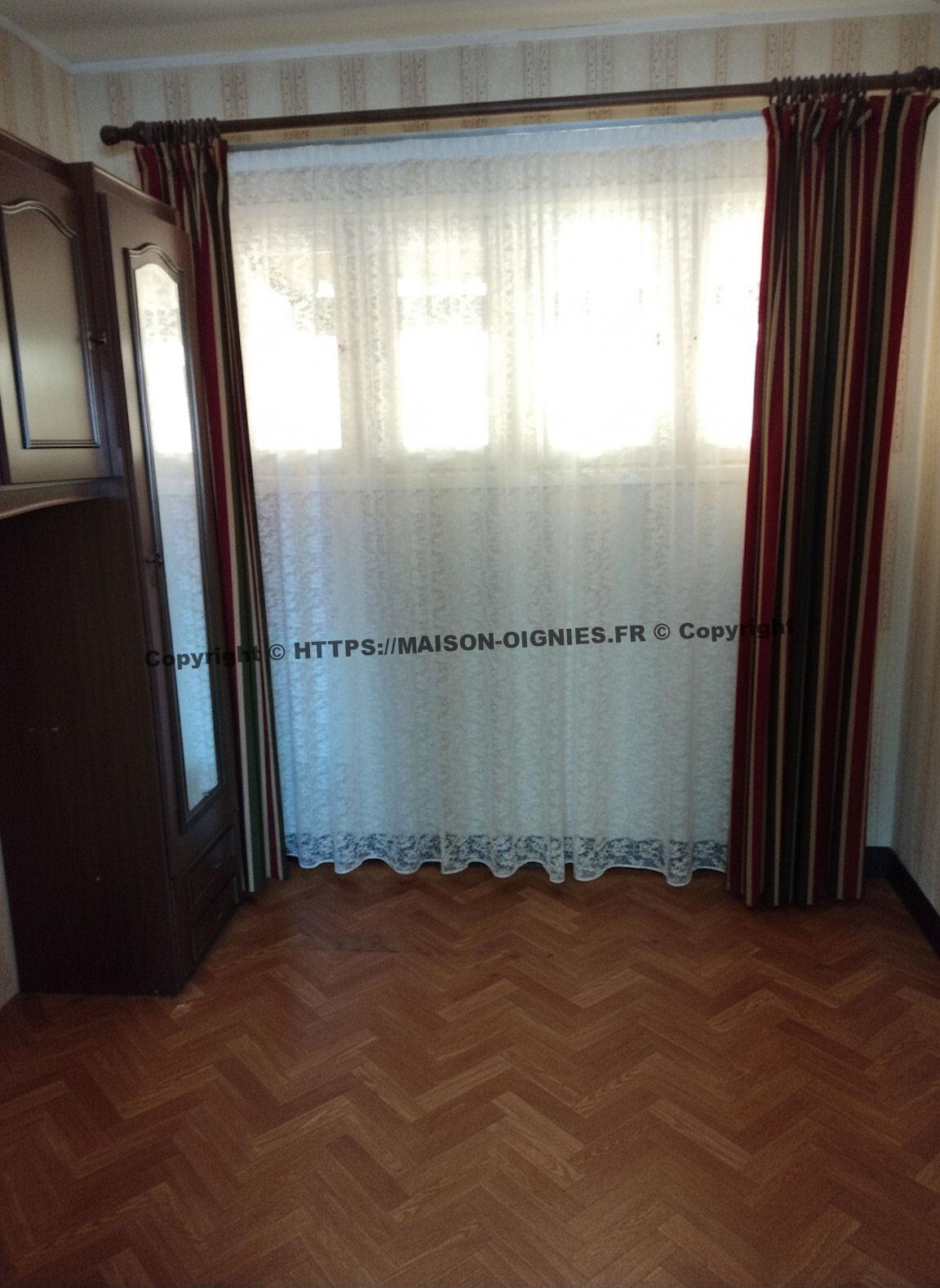 Ex-chambre du bas qui peut devenir une extension de la salle à manger, un petit salon ou un bureau