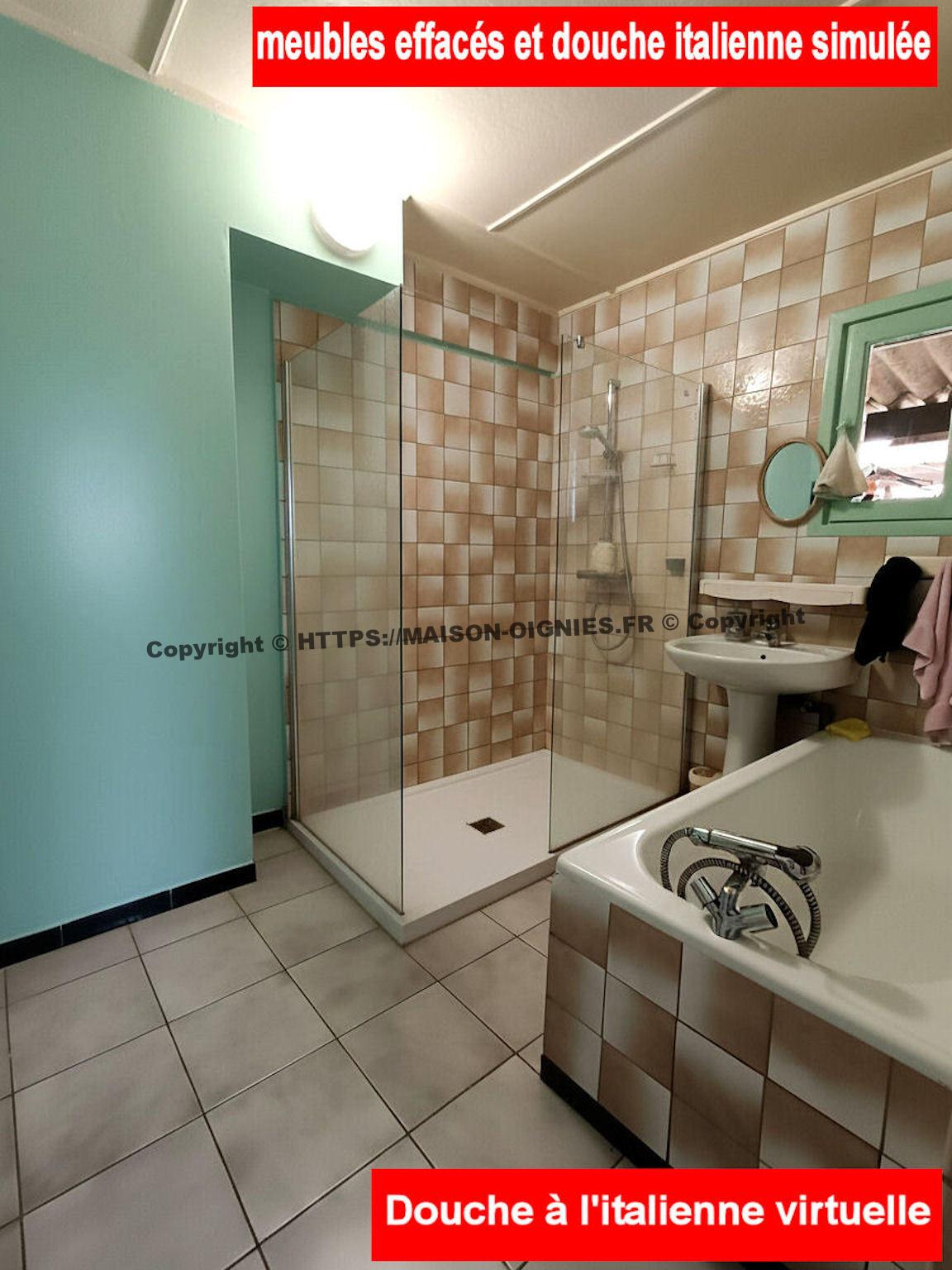 Salle de bain avec douche virtuelle et baignoire standard