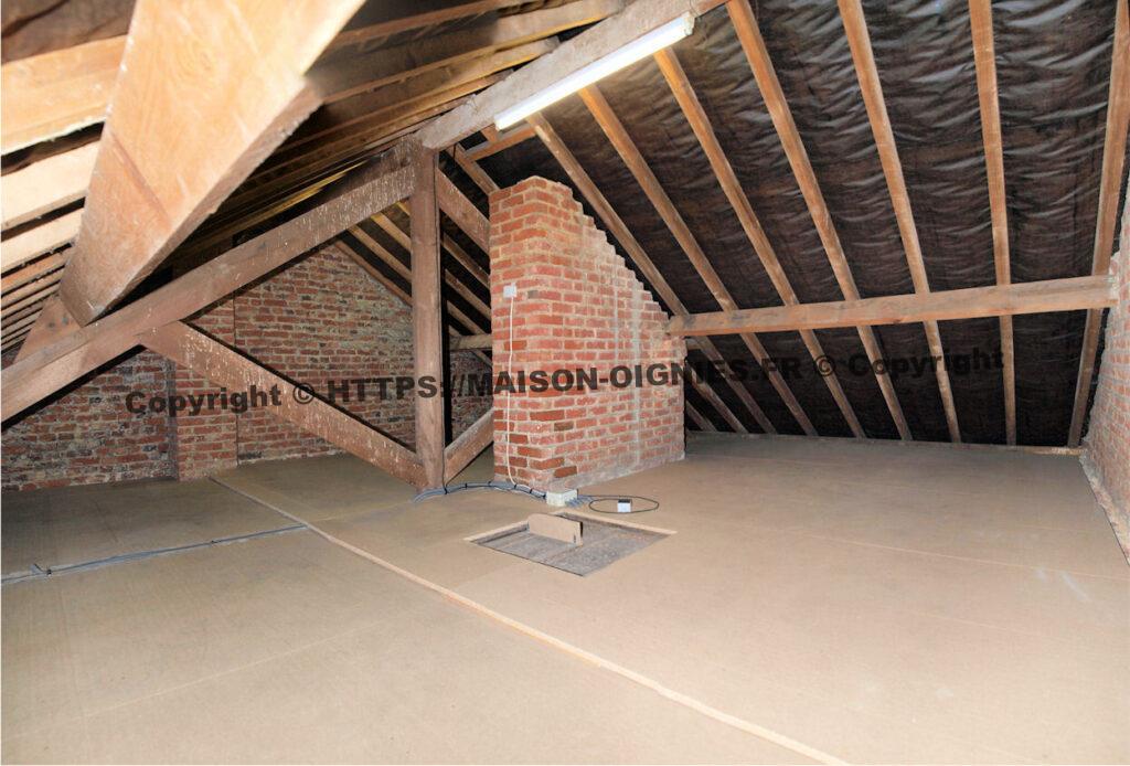 vue actuelle du grenier, un plancher de dalles d'agglomérés a été fixé sur l'ensemble après isolation par de la laine de verre, la toiture parfaitement étanche mais non isolée pour le moment, un éclairage et prise de courant sont disponibles