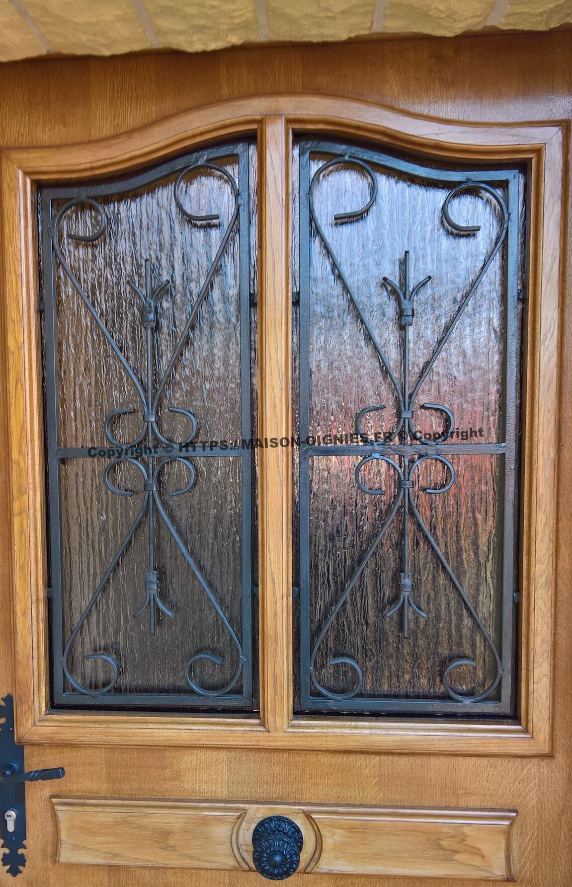 fenêtre de la porte d'entrée fermée