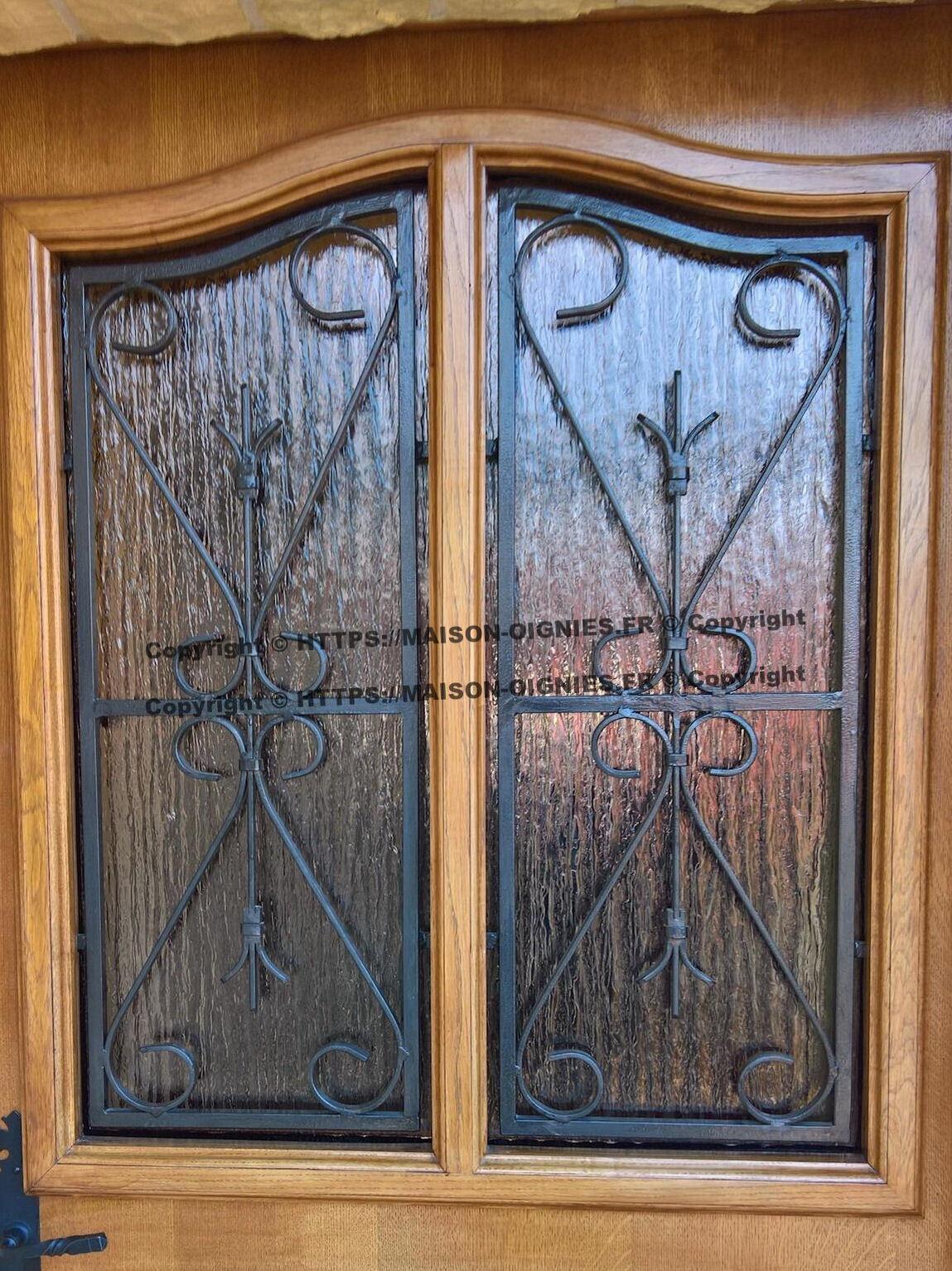 fenêtre de la porte d'entrée fermée