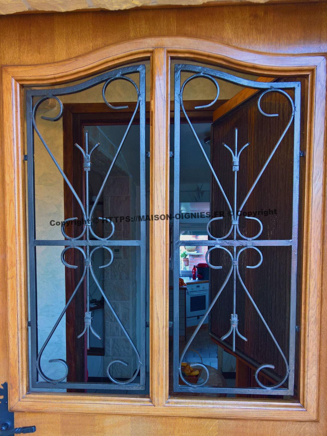 fenêtre de la porte d'entrée ouverte, la grille reste en place