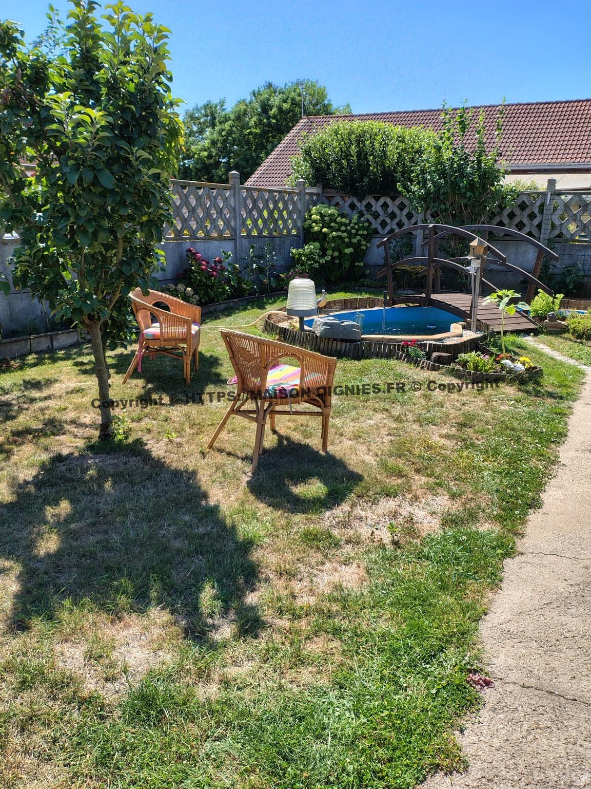 Pelouse et sièges à gauche du jardin
