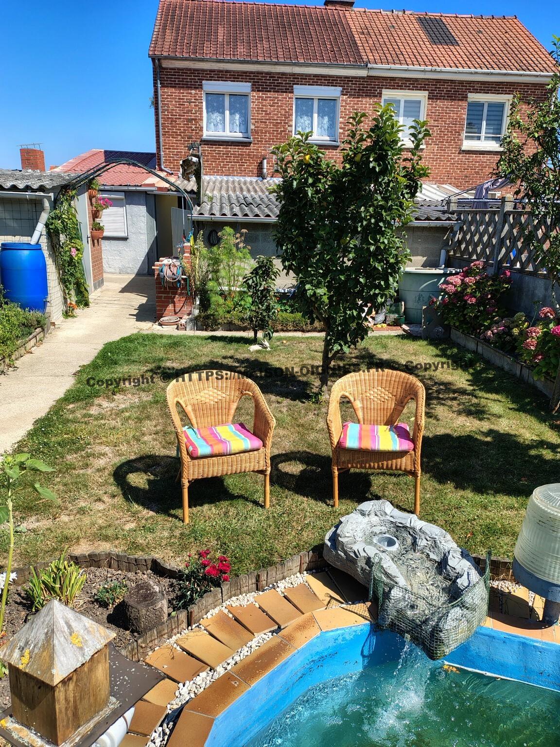 Vue pelouse depuis le pont du bassin